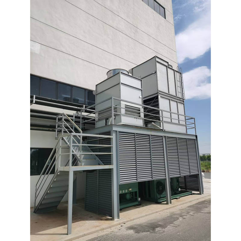 How can the scaling rate on the water side of an evaporative condenser be reduced through structural design?